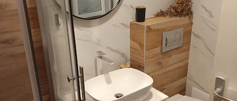 Appartement (Apartment Analea - Two Bedroom Apartm) | Salle de bain | Douche, serviettes fournies