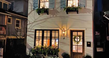 Charming Downtown Annapolis. Stroll to all the Historic District has to offer.