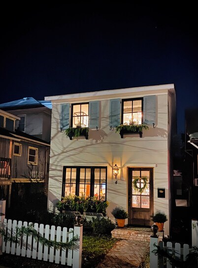 Charming Downtown Annapolis. Stroll to all the Historic District has to offer. 