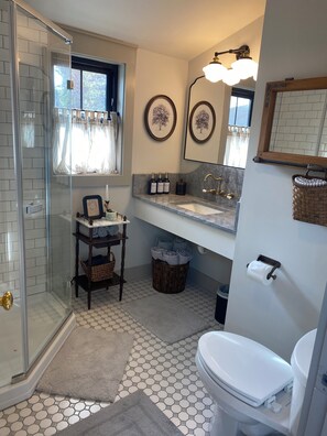 Shower, hair dryer, towels, soap - Charming Downtown Annapolis. Stroll to all the Historic District has to offer.  (Annapolis)