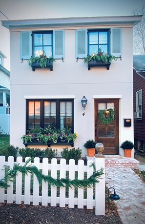Exterior detail - Charming Downtown Annapolis. Stroll to all the Historic District has to offer.  (Annapolis)