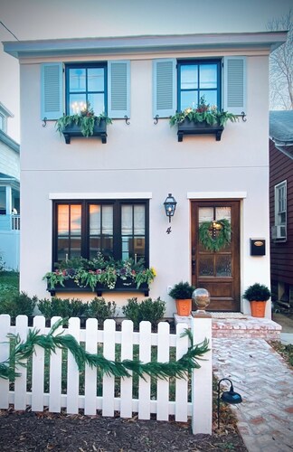 Charming Downtown Annapolis. Stroll to all the Historic District has to offer. 