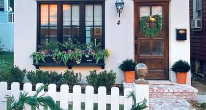 Charming Downtown Annapolis. Stroll to all the Historic District has to offer.