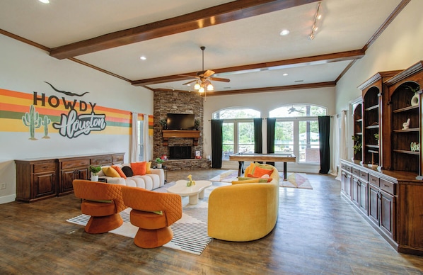 TV connectée, cheminée, livres