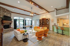Smart TV, fireplace, ping pong, books