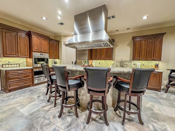 冷蔵庫、電子レンジ、オーブン、コンロ