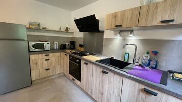 Kylskåp, mikrovågsugn, ugn och diskmaskin