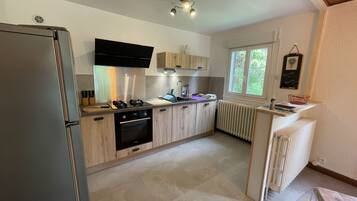 Kylskåp, mikrovågsugn, ugn och diskmaskin