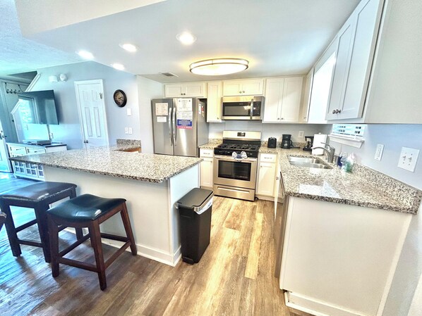 Refrigerador, microondas, horno, placa de cocina