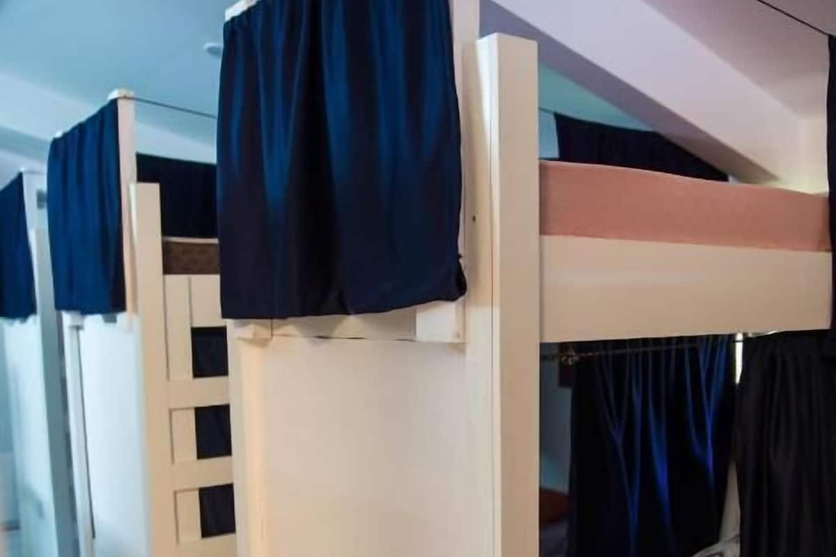 Shared Dormitory, Women only