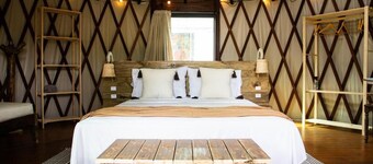 Island Vibe Nomads - Adventure Hostels
