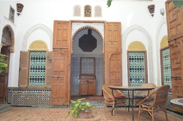 تناول الطعام بالخارج