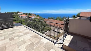 A balcony with a view of the sea and surrounding buildings. - CASA MILLY (Agerola)