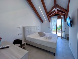 Habitación Deluxe doble, terraza, vistas al mar | Ropa de cama hipoalergénica y decoración individual