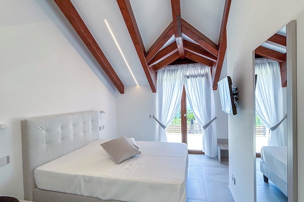 Habitación doble superior, balcón, vistas al mar | Ropa de cama hipoalergénica y decoración individual