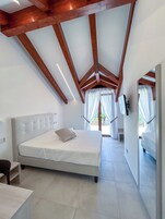 Habitación doble superior, balcón, vistas al mar | Ropa de cama hipoalergénica y decoración individual