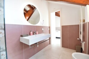 Chambre Double Deluxe, terrasse, vue mer | Salle de bain | Douche, sèche-cheveux, bidet, serviettes fournies
