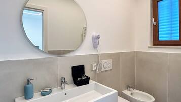 Superior Double Room, Balcony, Sea View | Bathroom | Shower, hair dryer, bidet, towels