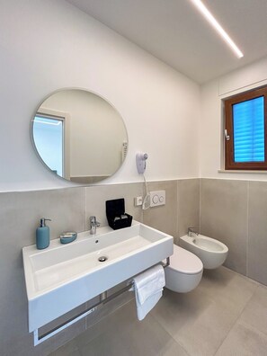 Superior-Doppelzimmer, Balkon, Meerblick | Badezimmer