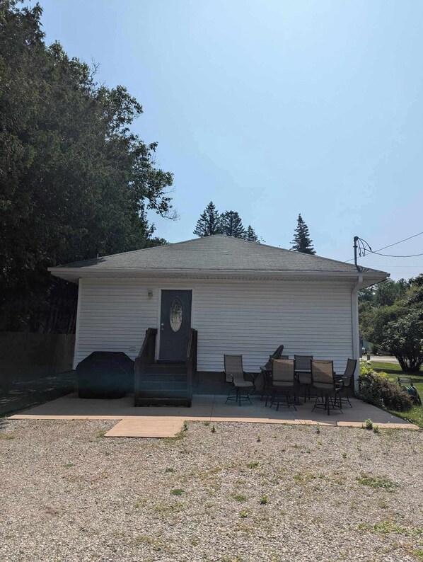 A single-story house with a covered patio area. - Charming 2-bedroom home in delightful downtown Indian River (indian river)