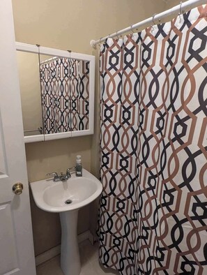 ヘアドライヤー、タオル、石鹸、トイレットペーパー