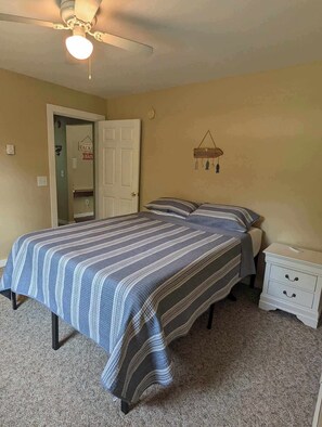 2 室のベッドルーム、アイロン / アイロン台、WiFi (無料)、ベッドシーツ