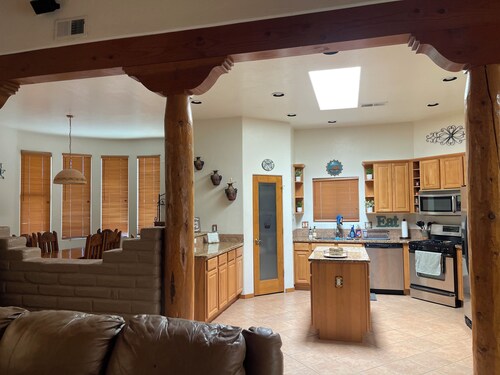 Southwest Cozy 3-bedroom house in charming Rio Rancho with AC, WiFi