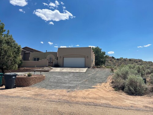 Southwest Cozy 3-bedroom house in charming Rio Rancho with AC, WiFi