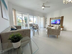 TV - Precioso Apartamento a solo pasos de la Playa (Punta Cana)