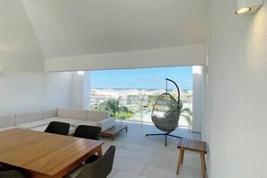 Outdoor dining - Beautiful Penthouse w/ elevator in Hard Rock Golf (Punta Cana)