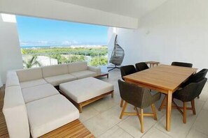 تناول الطعام بالخارج