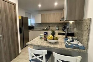 Kjøleskap, mikrobølgeovn, ovn og kokeplater