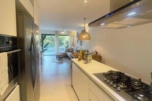Geladeira, micro-ondas, fogão, cooktop