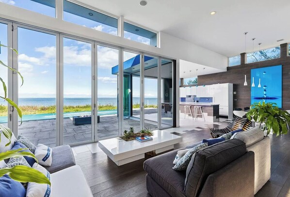 Smart TV, fireplace, video games, books - Stunning Water Front 4 bedroom - 60 Feet of Nano style windows open to NorthFork (Hampton Bays)