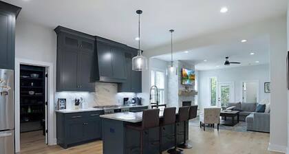 Luxury Home 4B, 3.5B Sleeps 18+/25min to Nashville