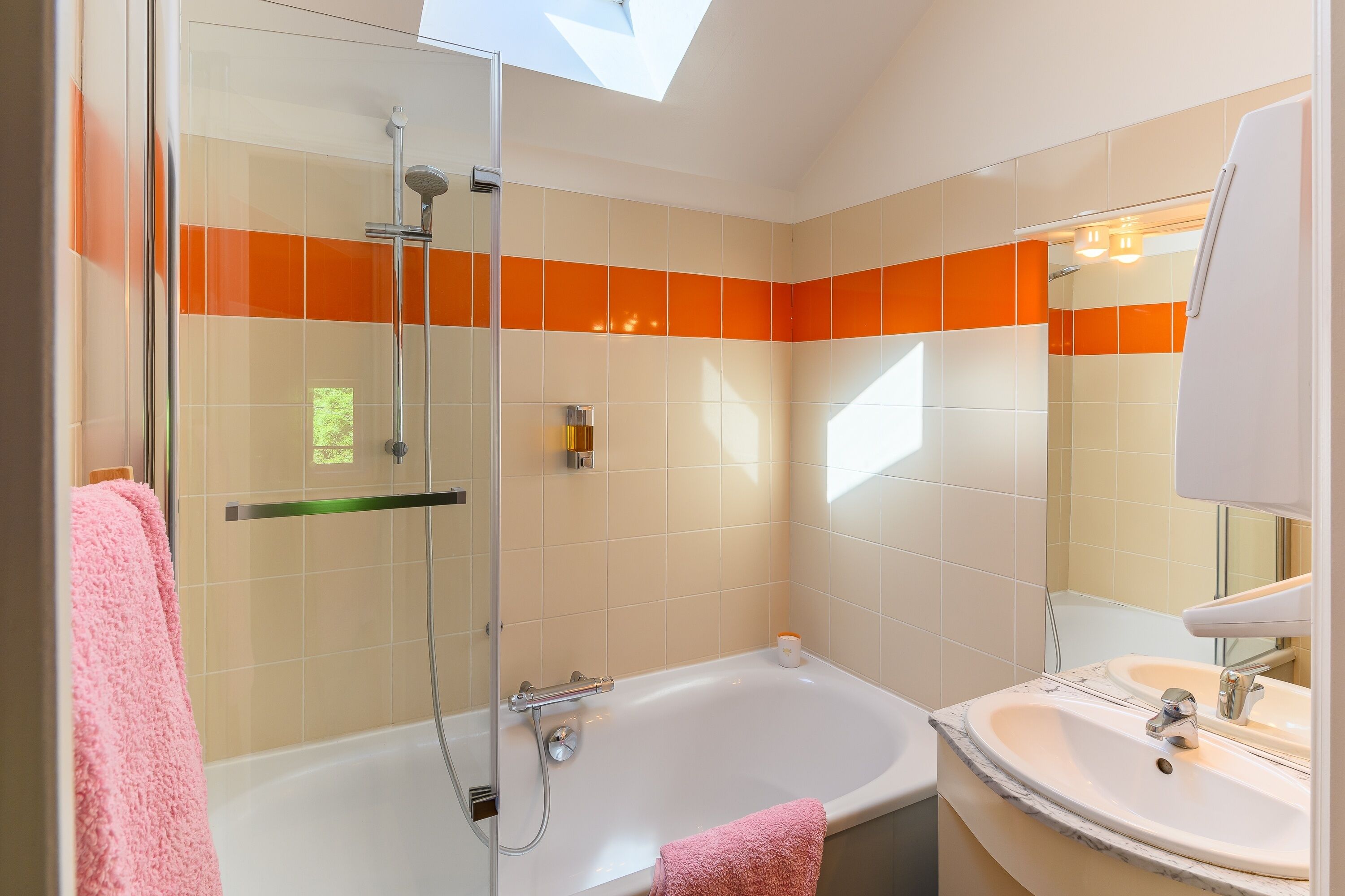Articles de toilette gratuits, sèche-cheveux, serviettes fournies