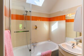 Amenidades de baño gratuitas, secadora de cabello, toallas 