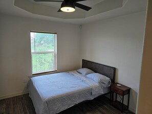 3 habitaciones, escritorio, tabla de planchar con plancha y wifi gratis