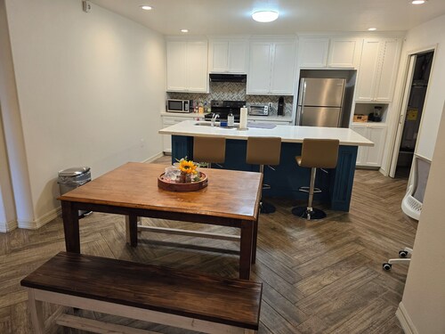 Cozy 3-bedroom condo with by the Mercedes Premium Outlets. 