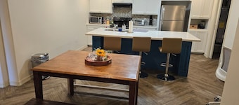 Cozy 3-bedroom condo with by the Mercedes Premium Outlets. 