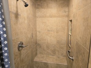 Regadera, toallas, jabón, shampoo 