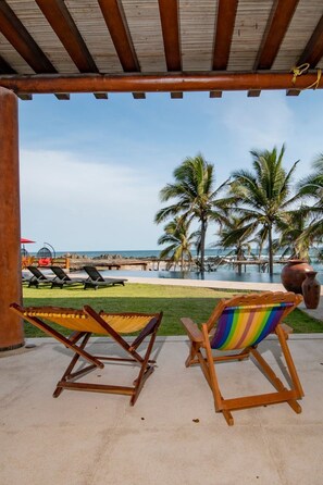 Comfort House, 4 Bedrooms, Private Pool, Beach View | 4 bedrooms, premium bedding, down duvets, individually decorated - Casa Don Luis Luxury beachfront house (Petacalco)