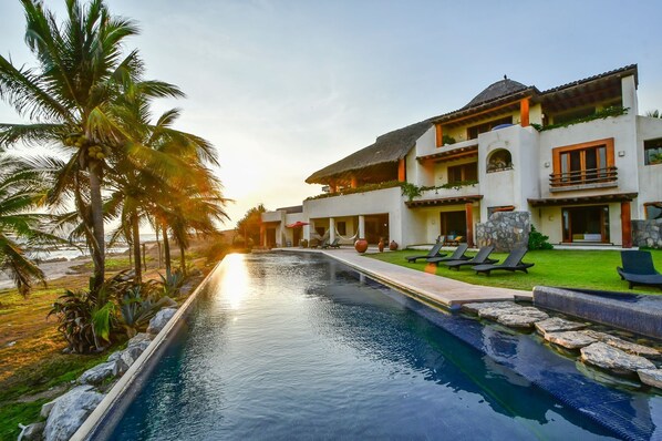 Outdoor pool, pool loungers - Casa Don Luis Luxury beachfront house (Petacalco)