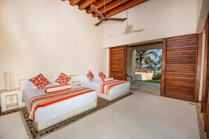 4 bedrooms, premium bedding, down duvets, individually decorated - Casa Don Luis Luxury beachfront house (Petacalco)