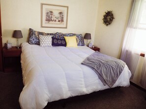 5 bedrooms, desk, iron/ironing board, free WiFi - Spacious 5-bedroom house within walking distance of Lambeau Field.  (Green Bay)
