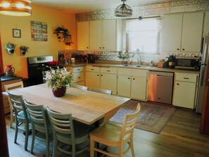 Kylskåp, mikrovågsugn, ugn och spishäll