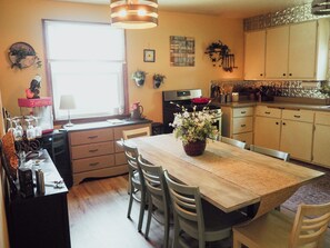 Dining - Spacious 5-bedroom house within walking distance of Lambeau Field.  (Green Bay)