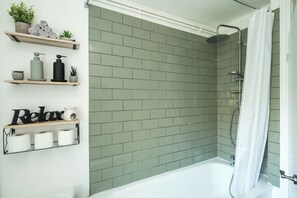 Haartrockner, Handtücher, Seife, Shampoo