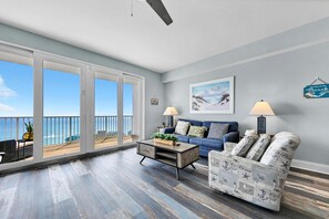 Apartamento, 1 cama de matrimonio grande con sofá cama (Laketown Wharf 1902) | Zona de estar | Una televisión