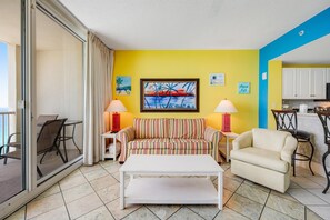 Apartment, 1 King-Bett und Schlafsofa (Majestic Beach Towers 1-2013) | Wohnbereich | Fernseher
